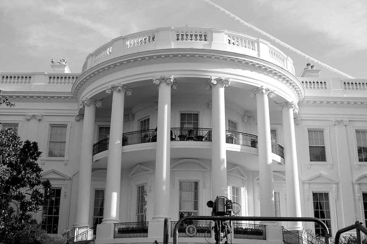 A black and white photo of the front of the White House in Washington, DC