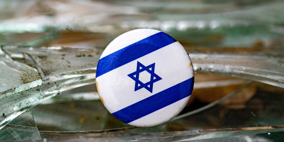 a button with the flag of israel on it