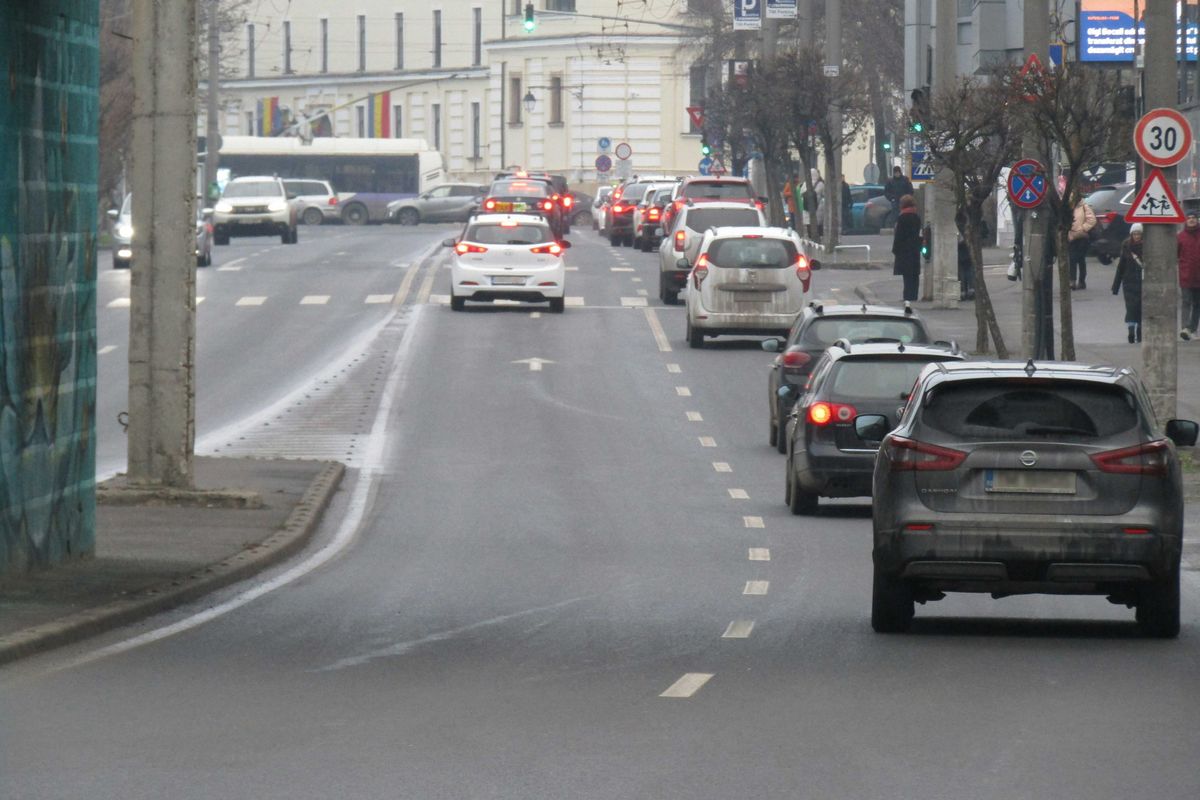 A city street filled with lots of traffic.