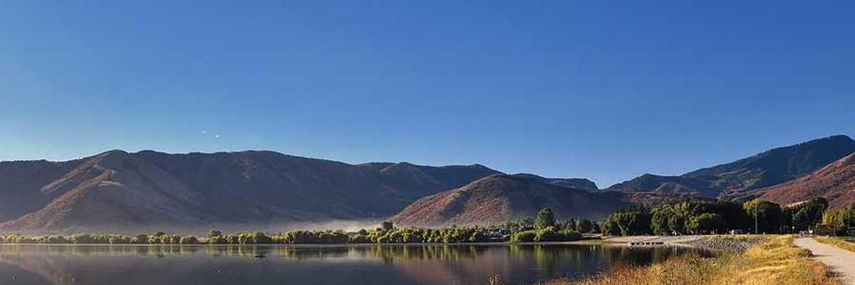 A view of a lake with dry mountains in the background