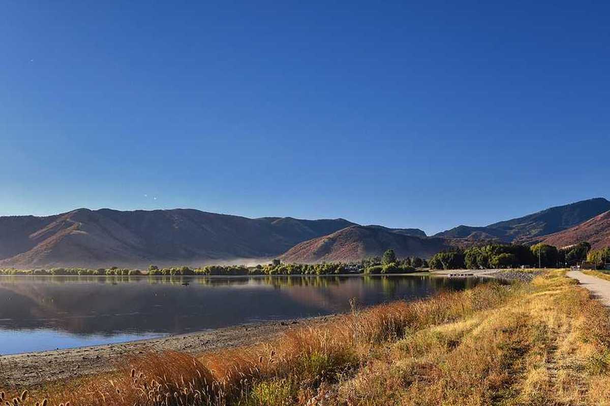 A view of a lake with dry mountains in the background