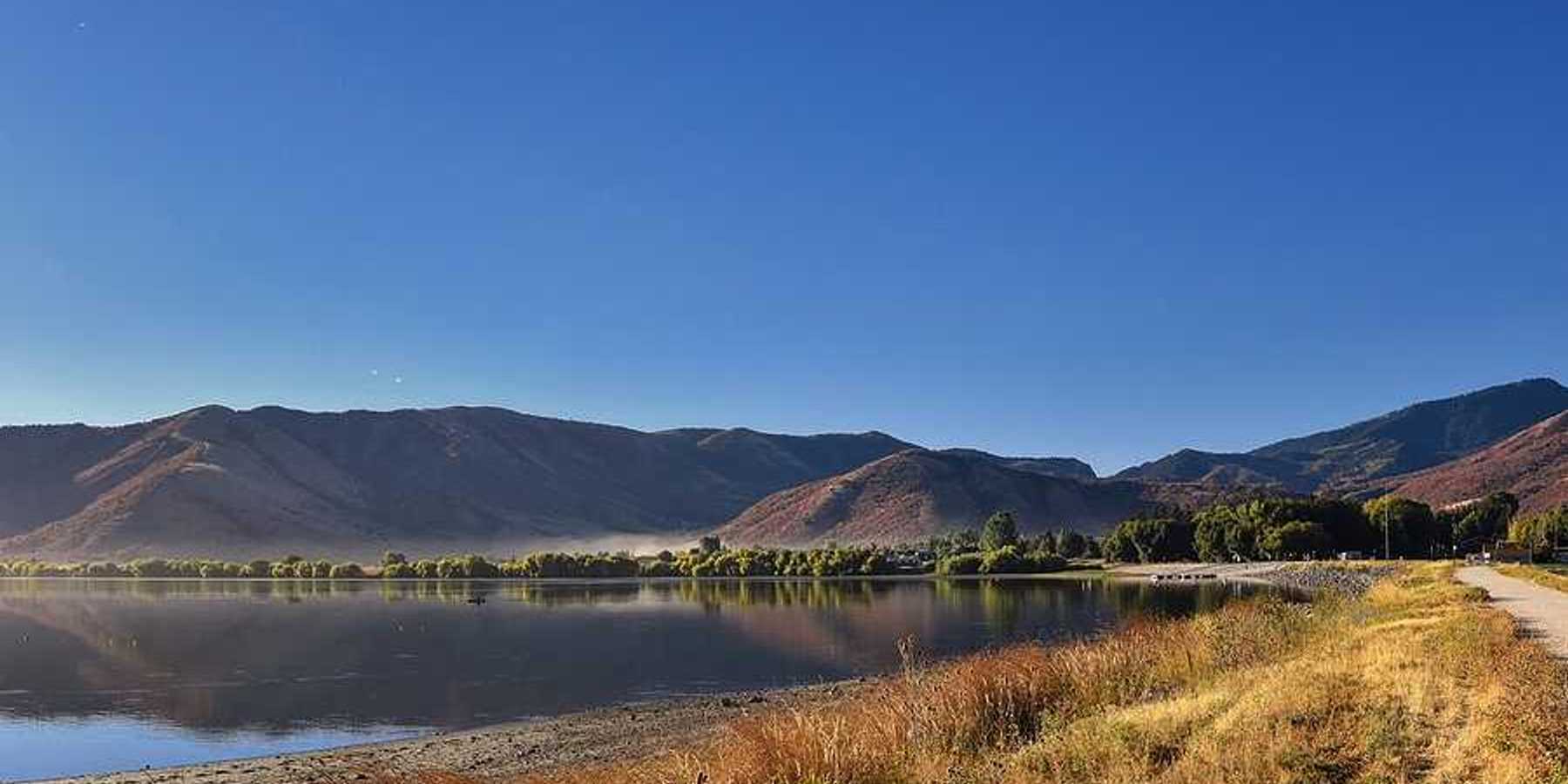A view of a lake with dry mountains in the background