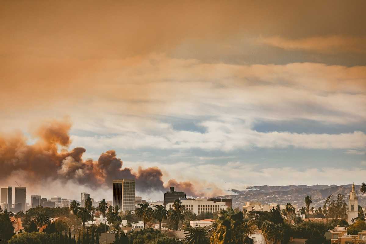 A view of the Eaton fire , looking towards the west coast from Koreatown, Los Angeles