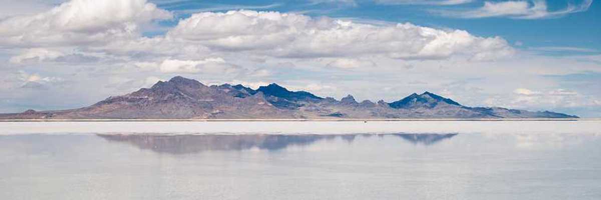 A view of the Great Salt Lake with mountains in the background