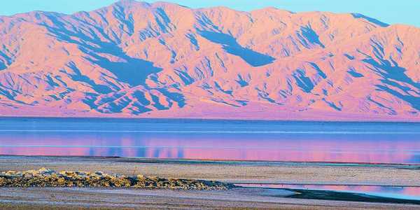 A view of the Salton Sea with mountains in the background