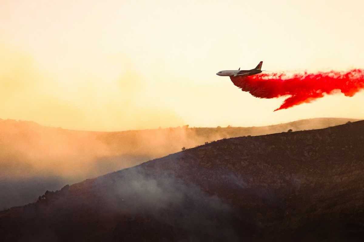 Aircraft drops fire retardant on a wildfire