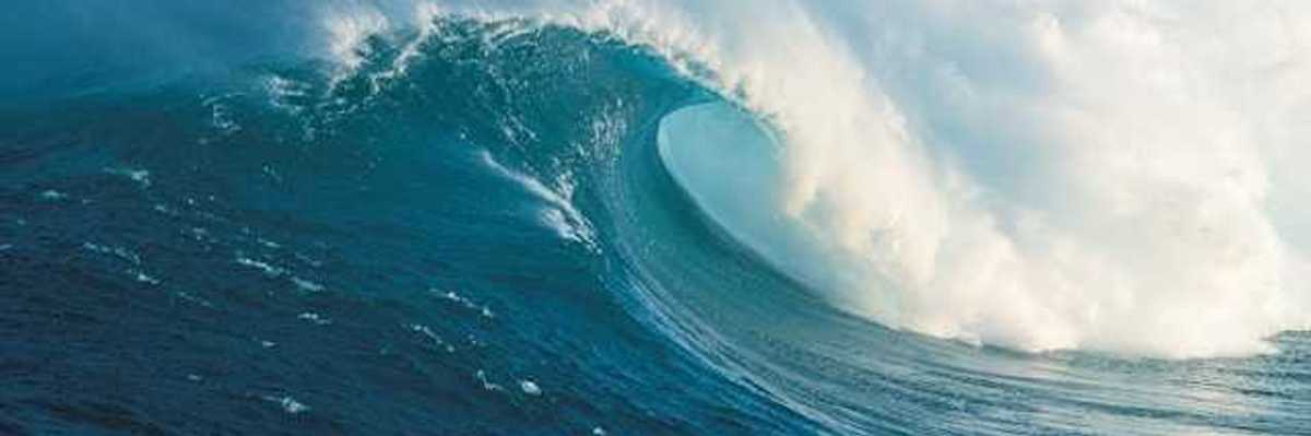 An ocean wave breaking toward the shore