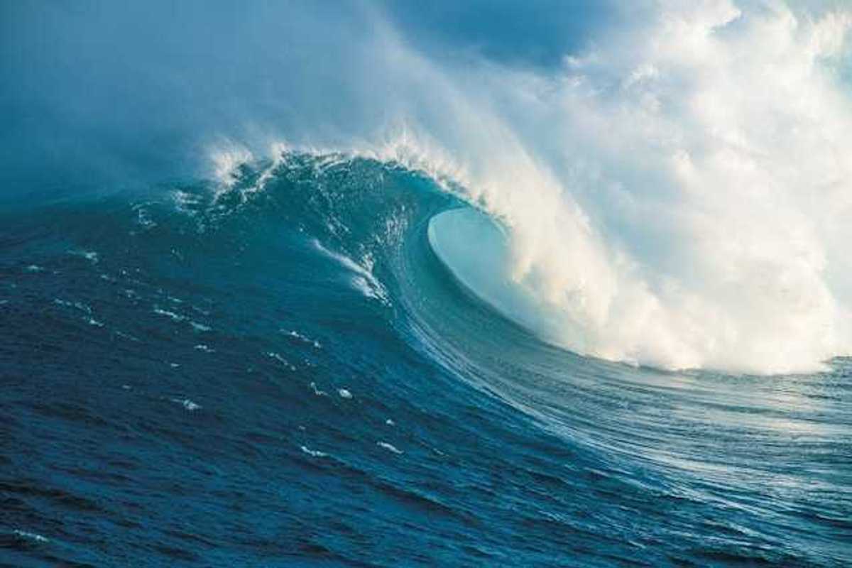 An ocean wave breaking toward the shore