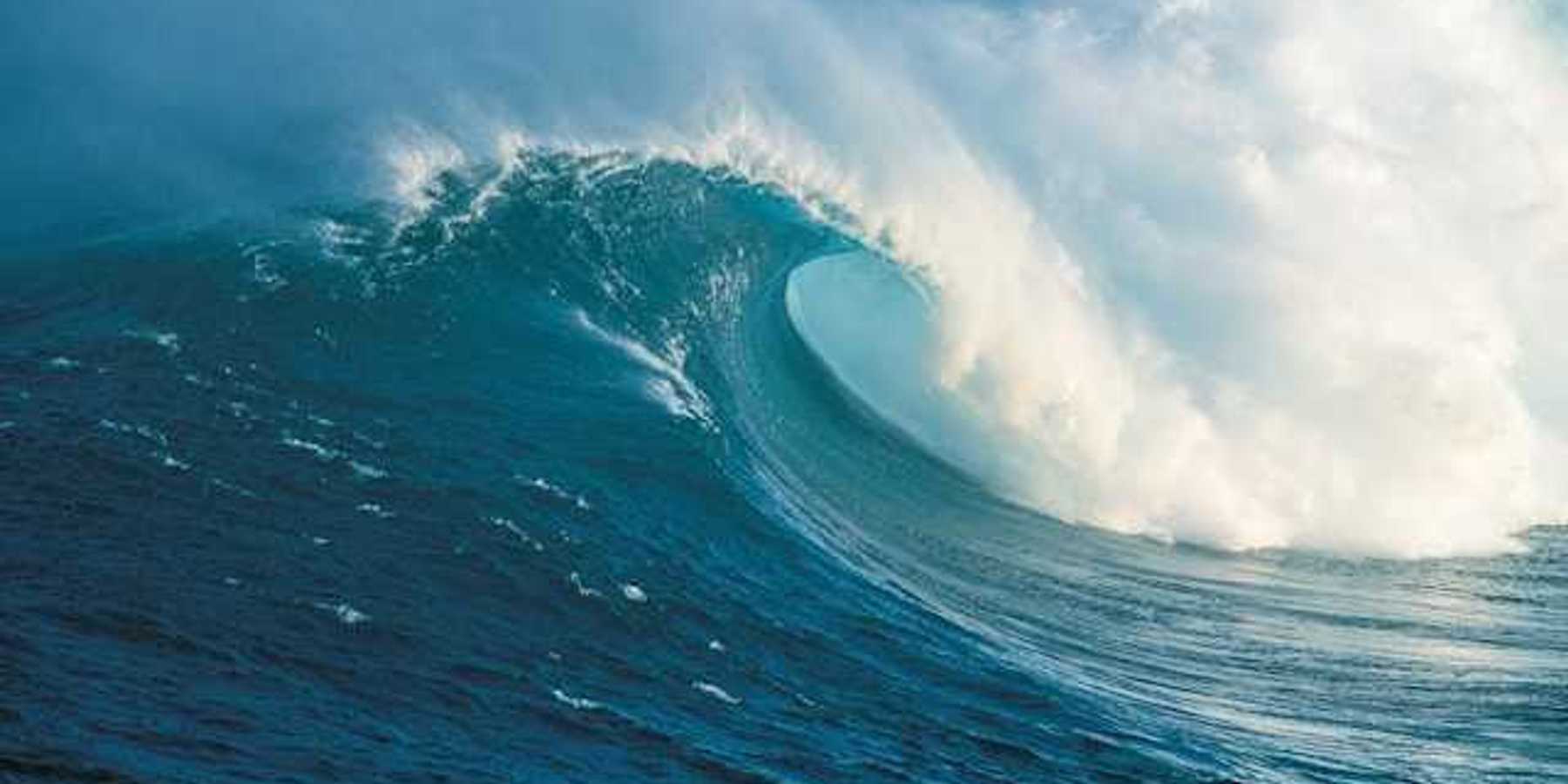 An ocean wave breaking toward the shore