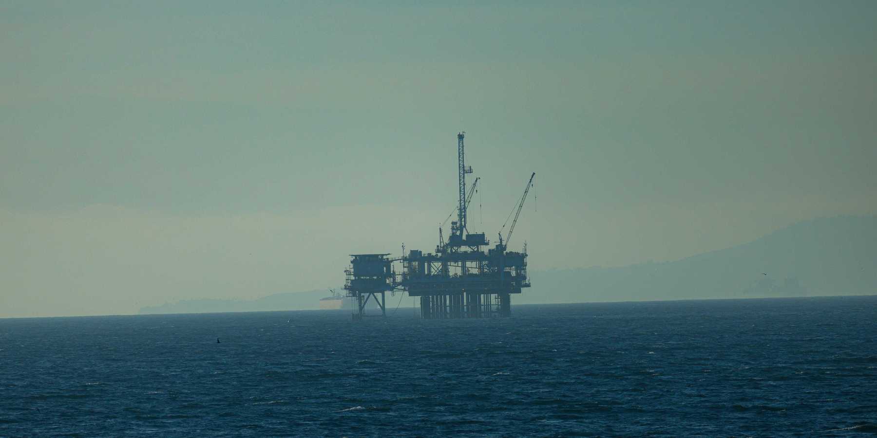 an oil rig in the middle of the ocean.
