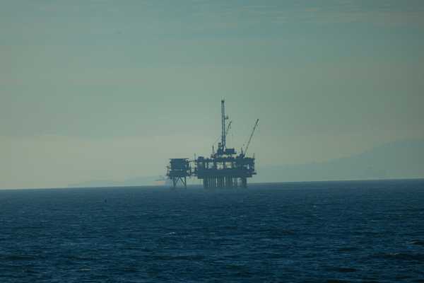 an oil rig in the middle of the ocean.