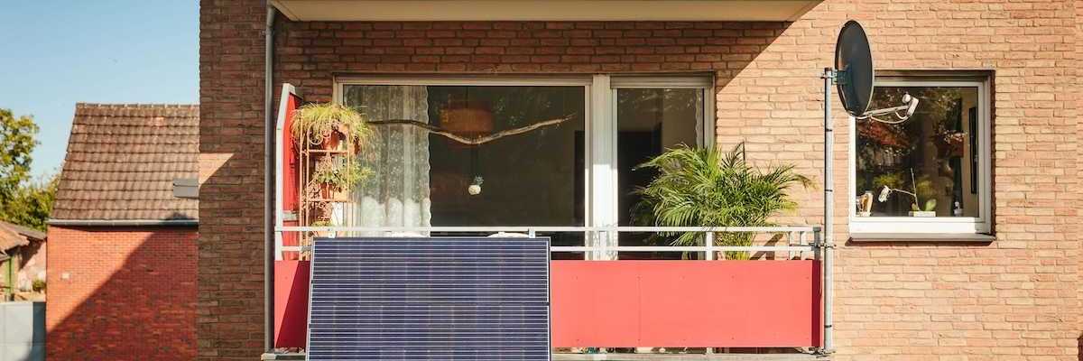 "Balcony solar" — portable plug-in solar panel