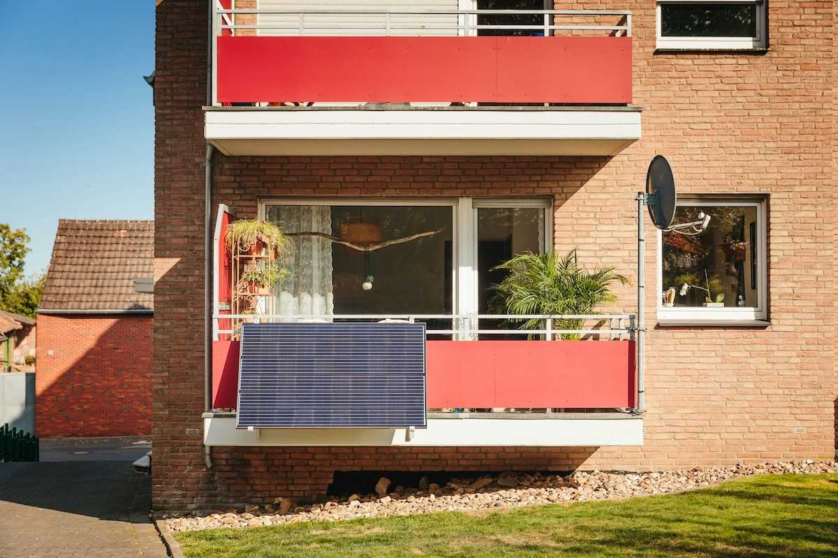 "Balcony solar" — portable plug-in solar panel