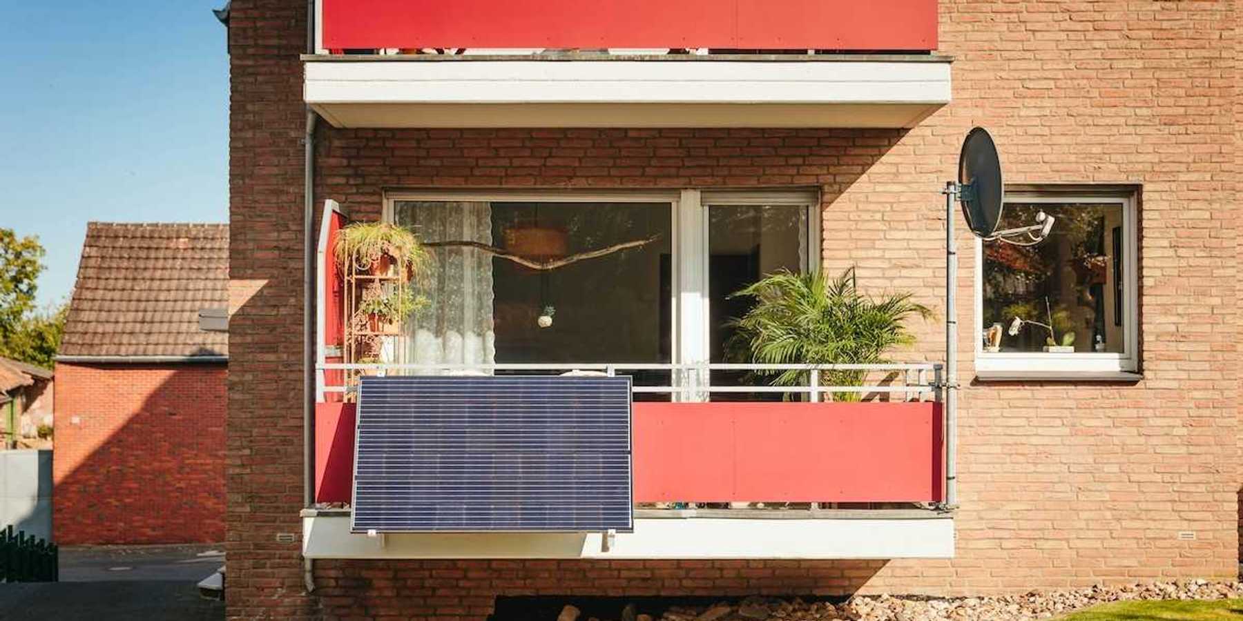 "Balcony solar" — portable plug-in solar panel