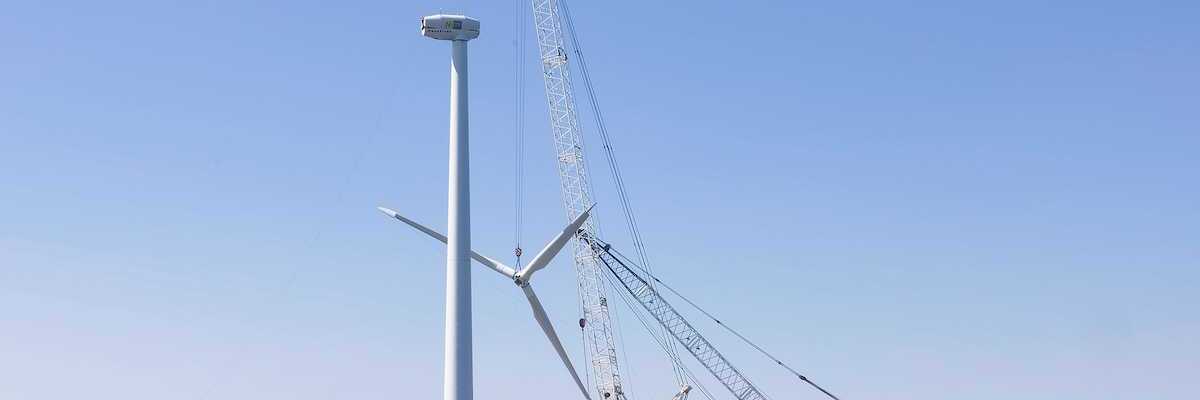 Crane ship and demolition of an offshore wind turbine