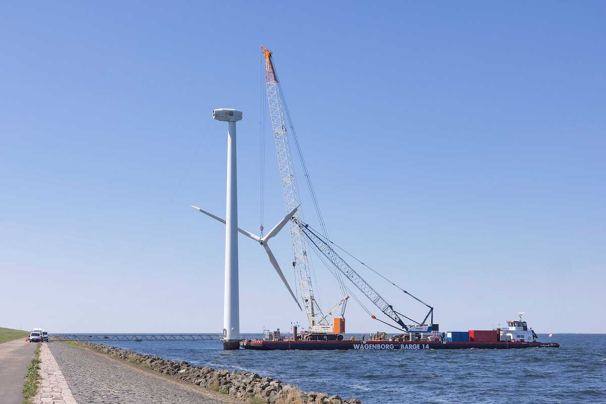 Crane ship and demolition of an offshore wind turbine