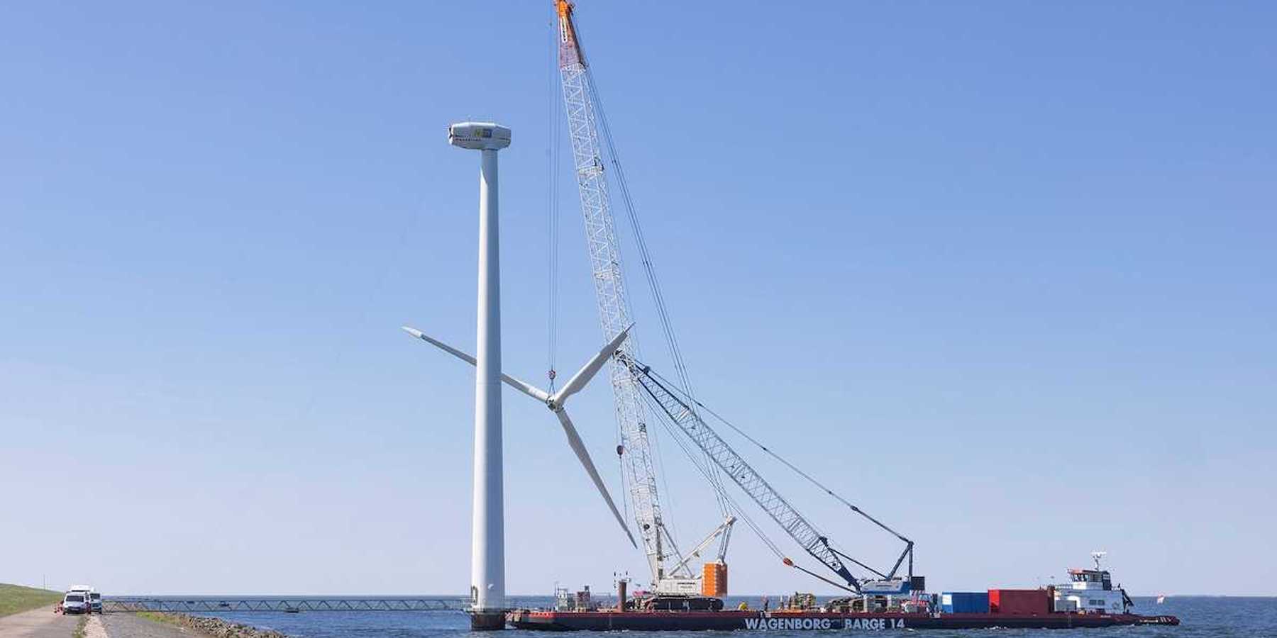 Crane ship and demolition of an offshore wind turbine