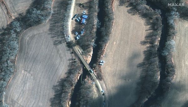 Kansas residents hold their noses as crews mop up massive U.S. oil spill