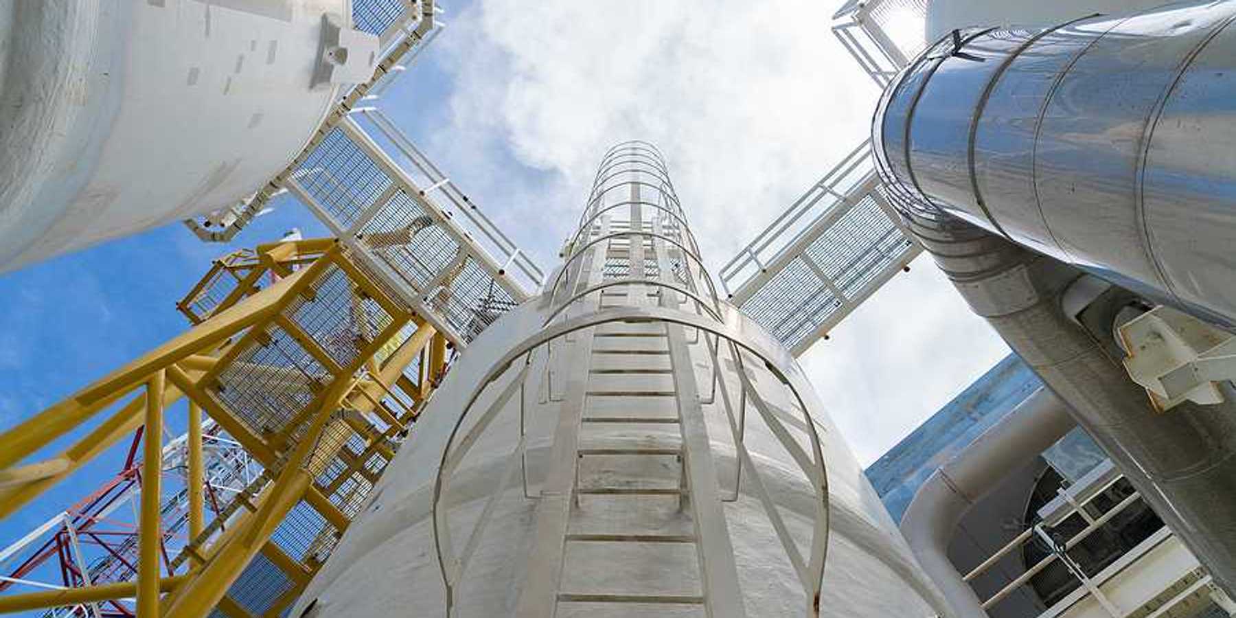 Gas dehydration process to remove moisture from gas before enter to carbon dioxide unit, pressurize vessel and piping of petrochemical industry.