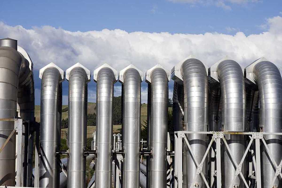 Geothermal power plant with silver pipes