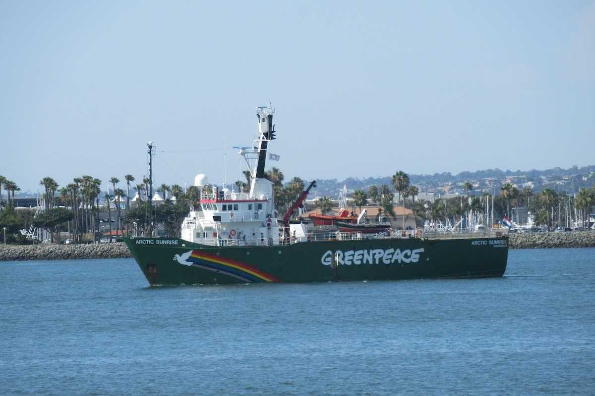 Greenpeace vessel, The "Arctic Sunrise" under sail