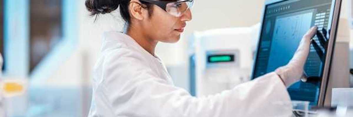Hospital lab scientist manipulating data on a computer