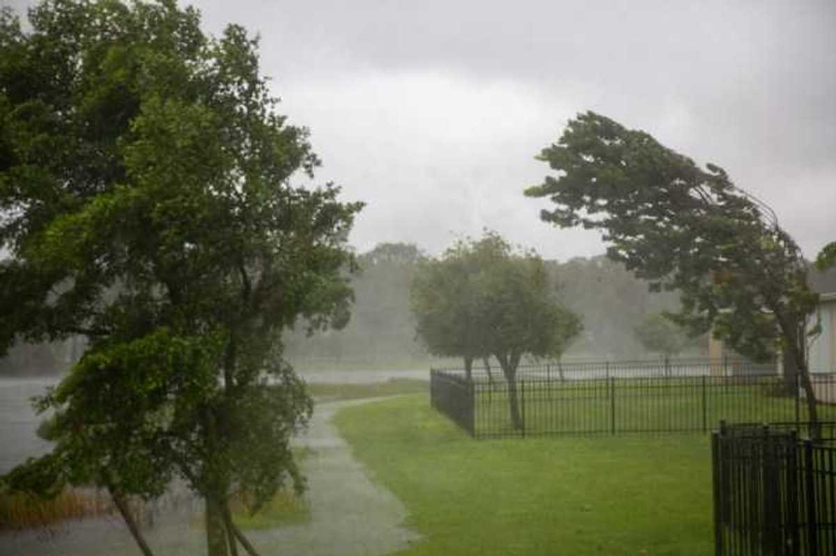 Hurricane Ian eye wall arriving