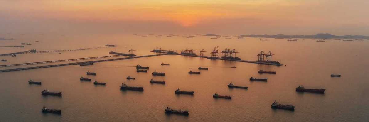 Idle ships awaiting offloading or clearance to move