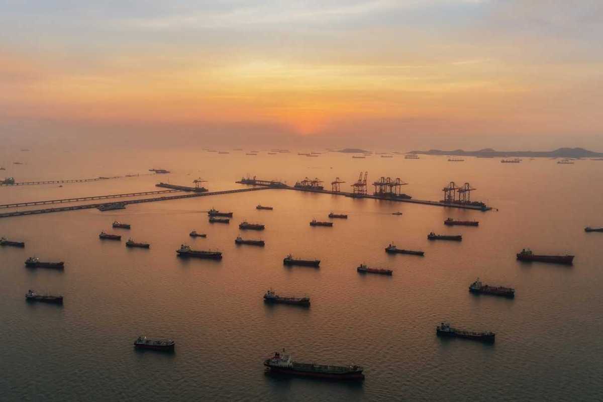 Idle ships awaiting offloading or clearance to move