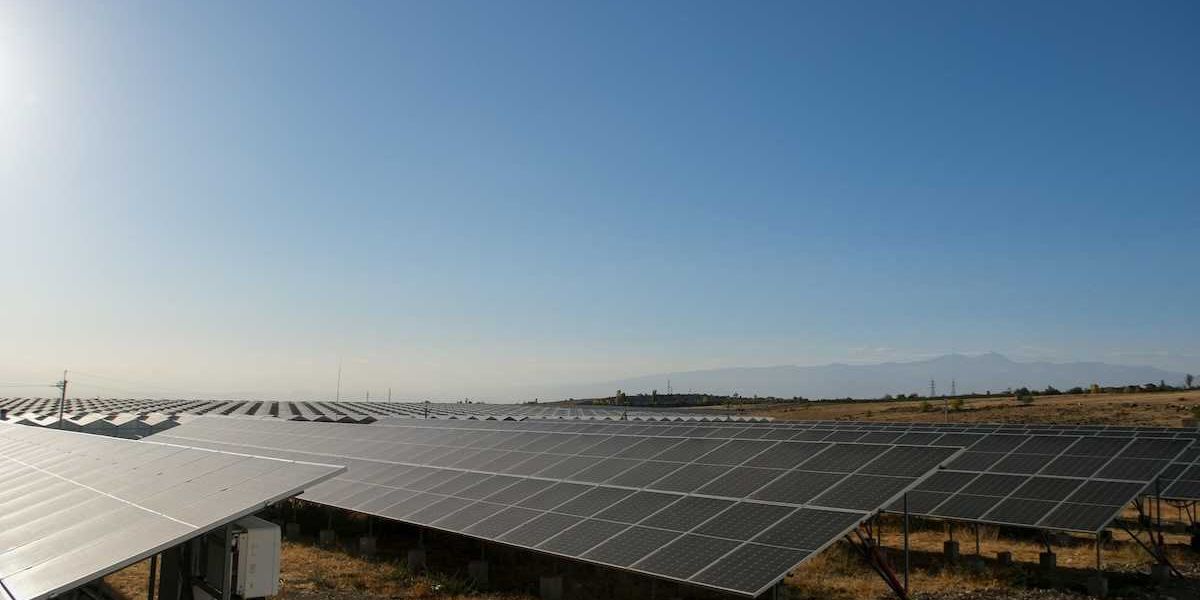 Large solar field stretching to horizon