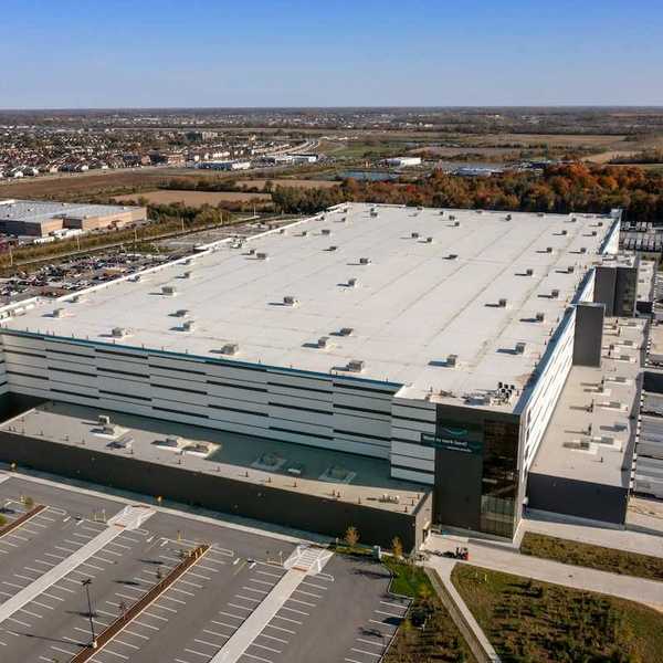 Large, white, flat-roofed data center or data warehouse