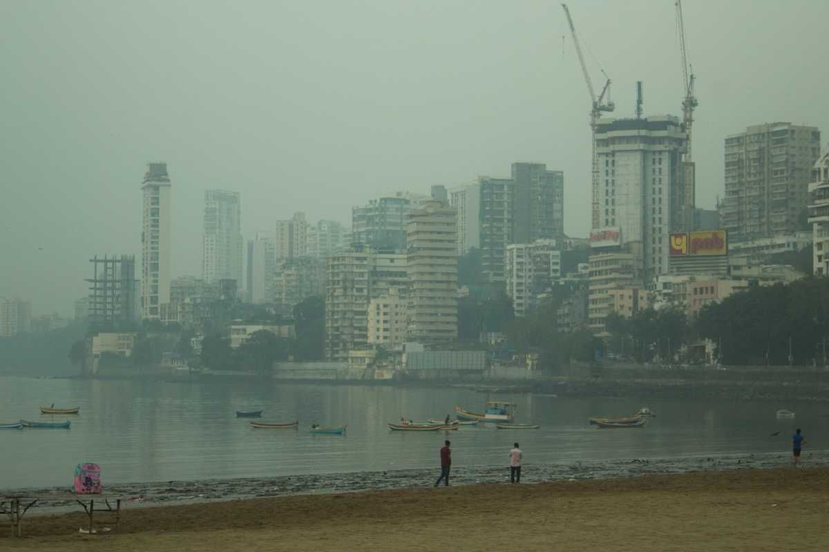 Mumbai, India, cloaked in dirty air pollution