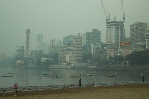 Mumbai, India, cloaked in dirty air pollution
