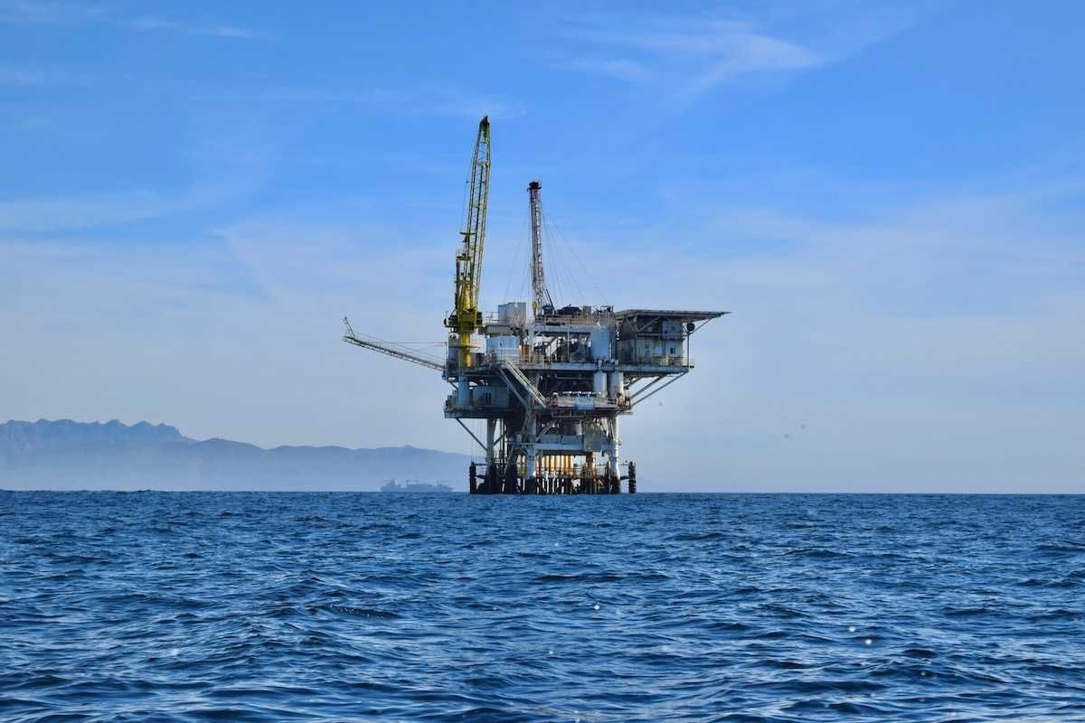Offshore oil drilling platform