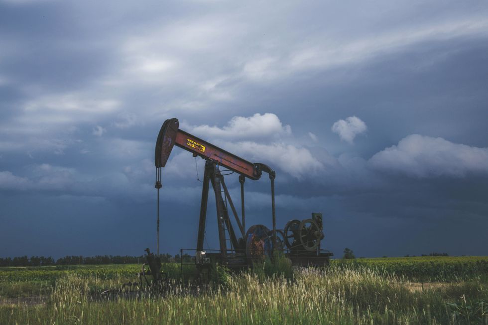 Texas’ oil and gas production surges even as federal government clamps down on environmental regulations