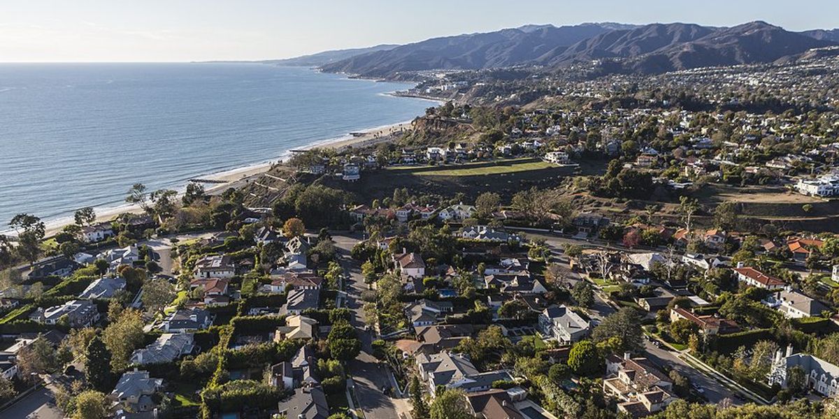 Overhead view of houses along the Pacific Ocean in Pacific Palisades, California.