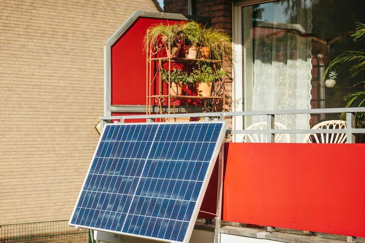 Portable balcony solar panel