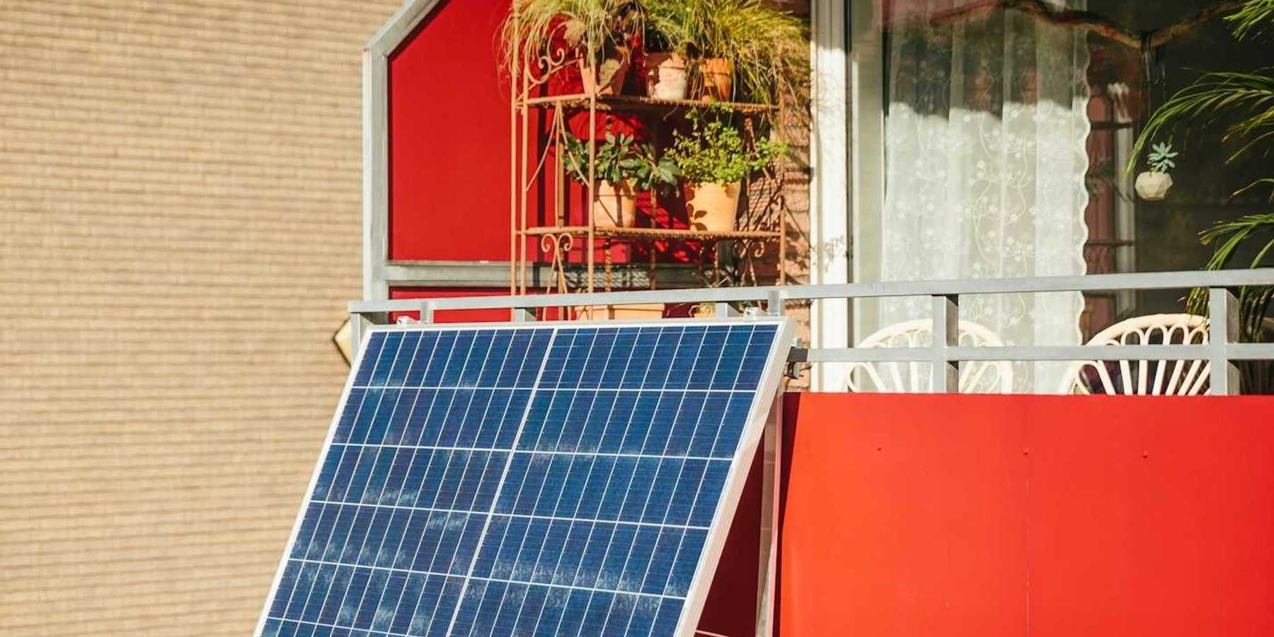 Portable balcony solar panel