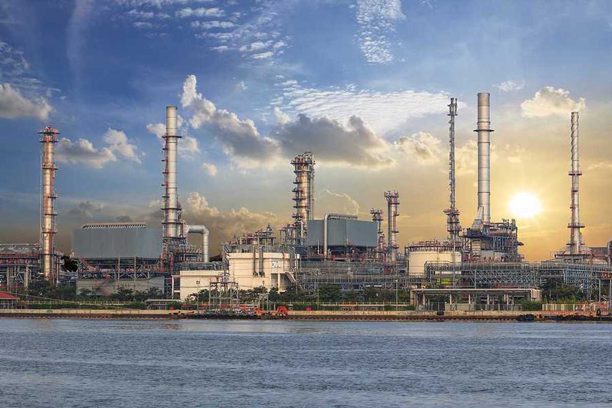 Refinery and petrochemical industrial plant