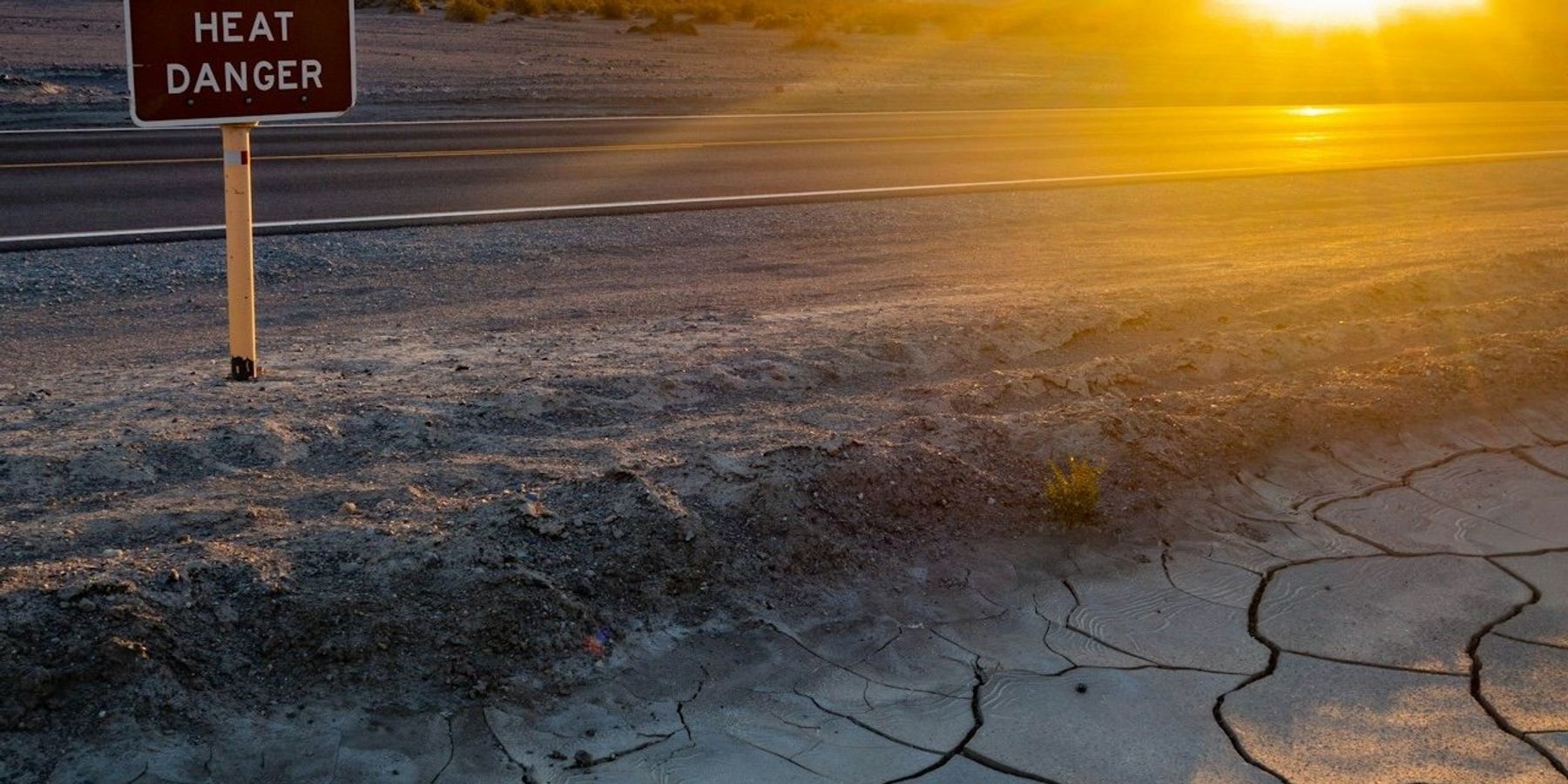 Sign "Caution! Extreme Heat Danger."