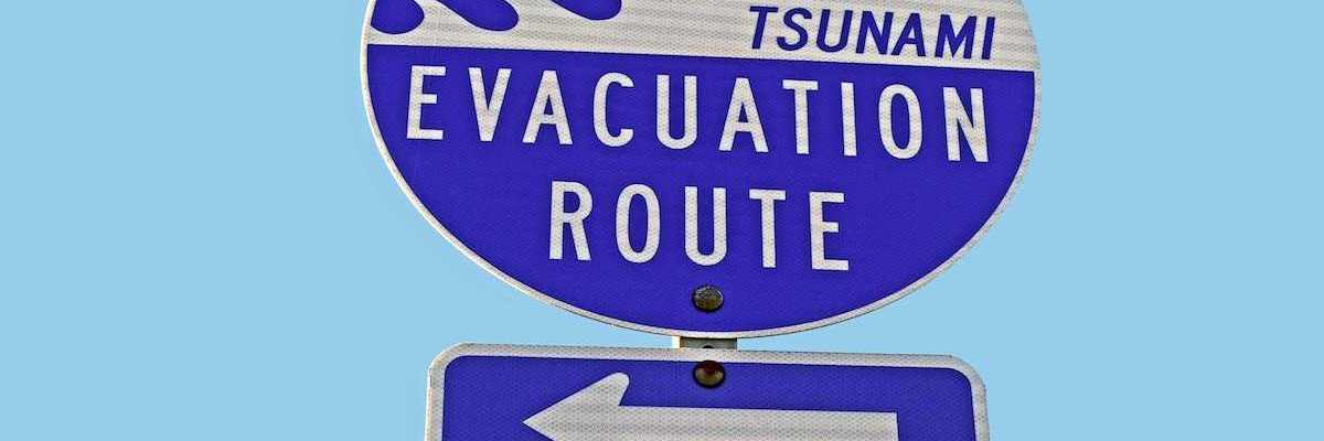 Sign with arrow indicating a "TSUNAMI EVACUATION ROUTE"
