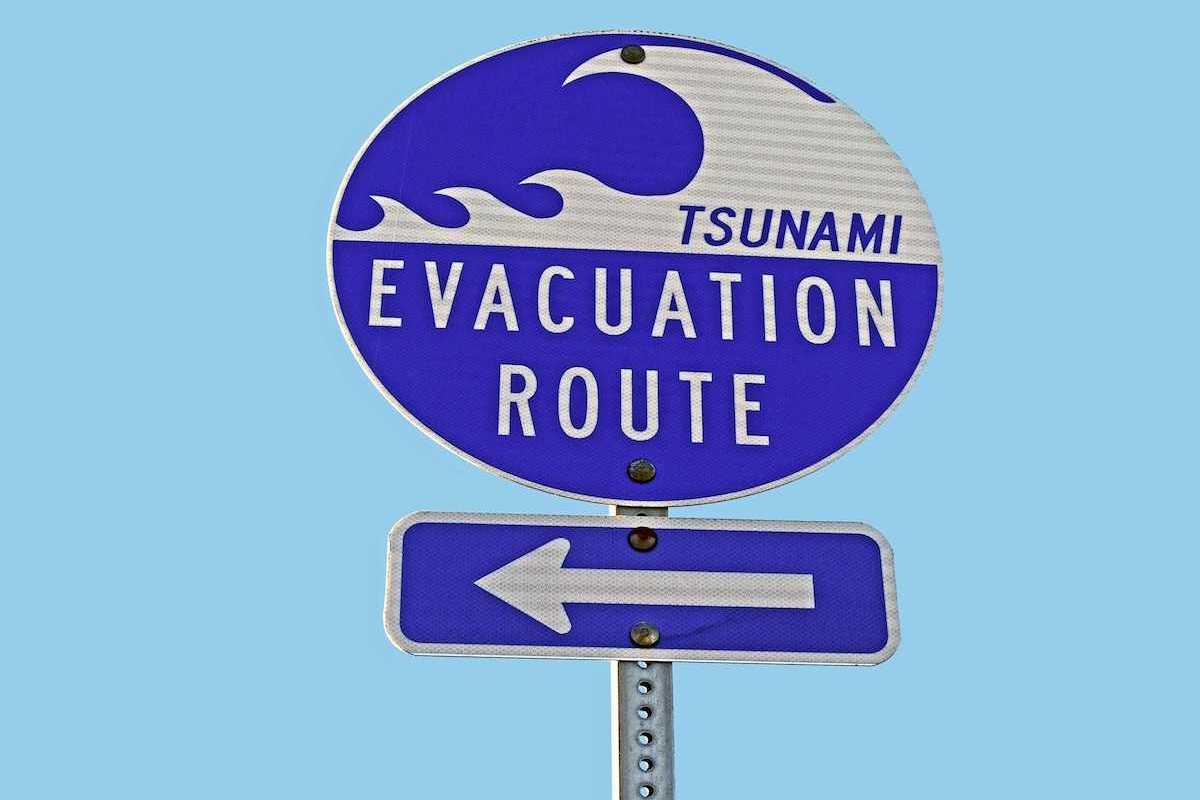 Sign with arrow indicating a "TSUNAMI EVACUATION ROUTE"