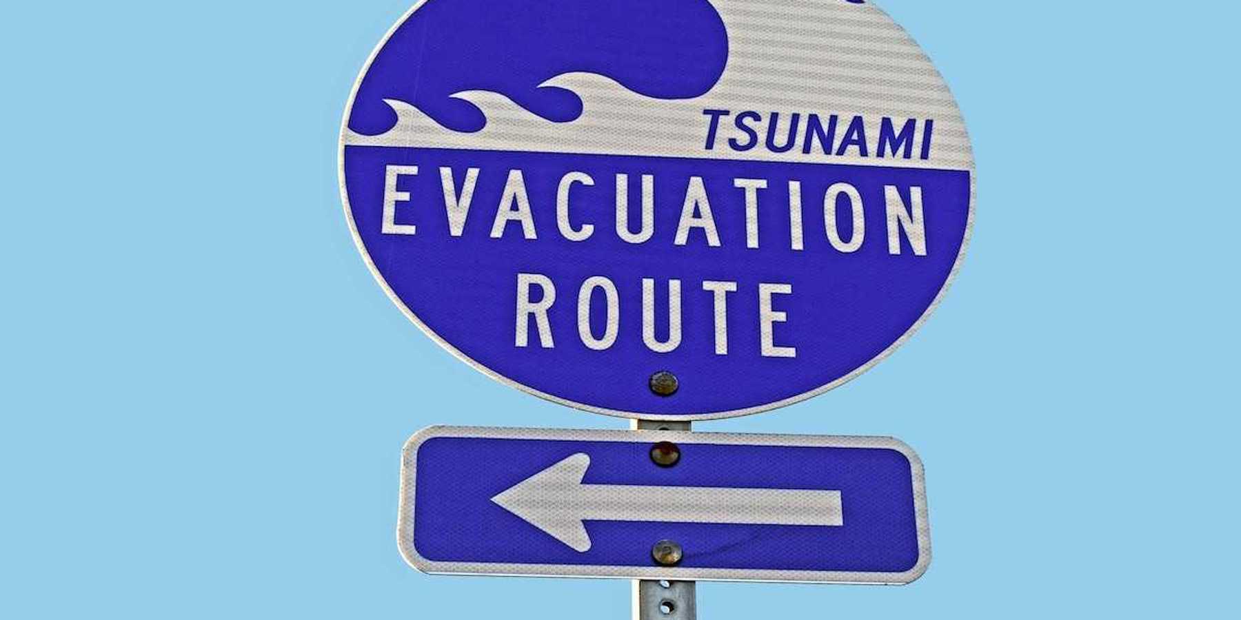 Sign with arrow indicating a "TSUNAMI EVACUATION ROUTE"