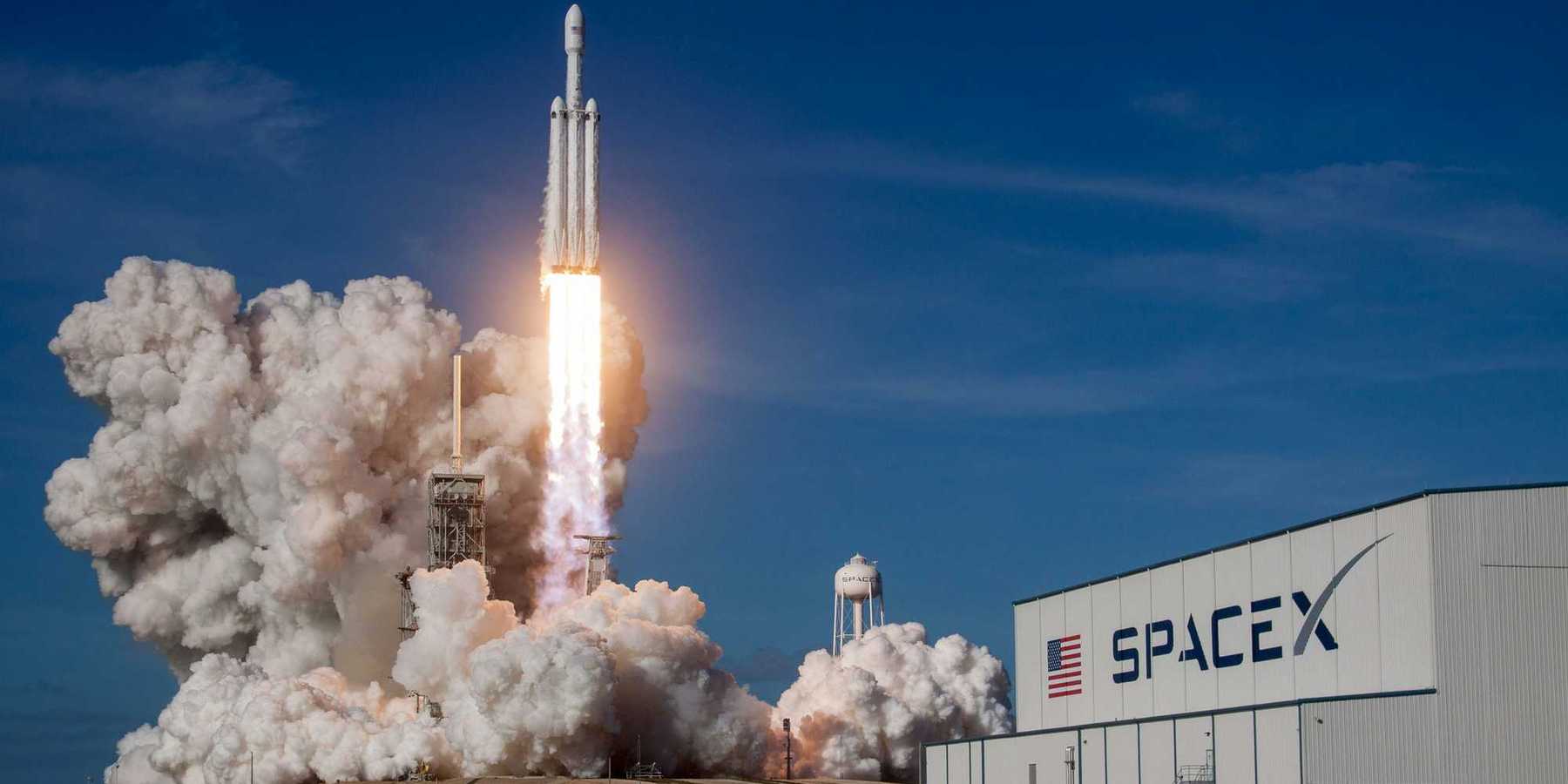 SpaceX rocket ship launching during daytime
