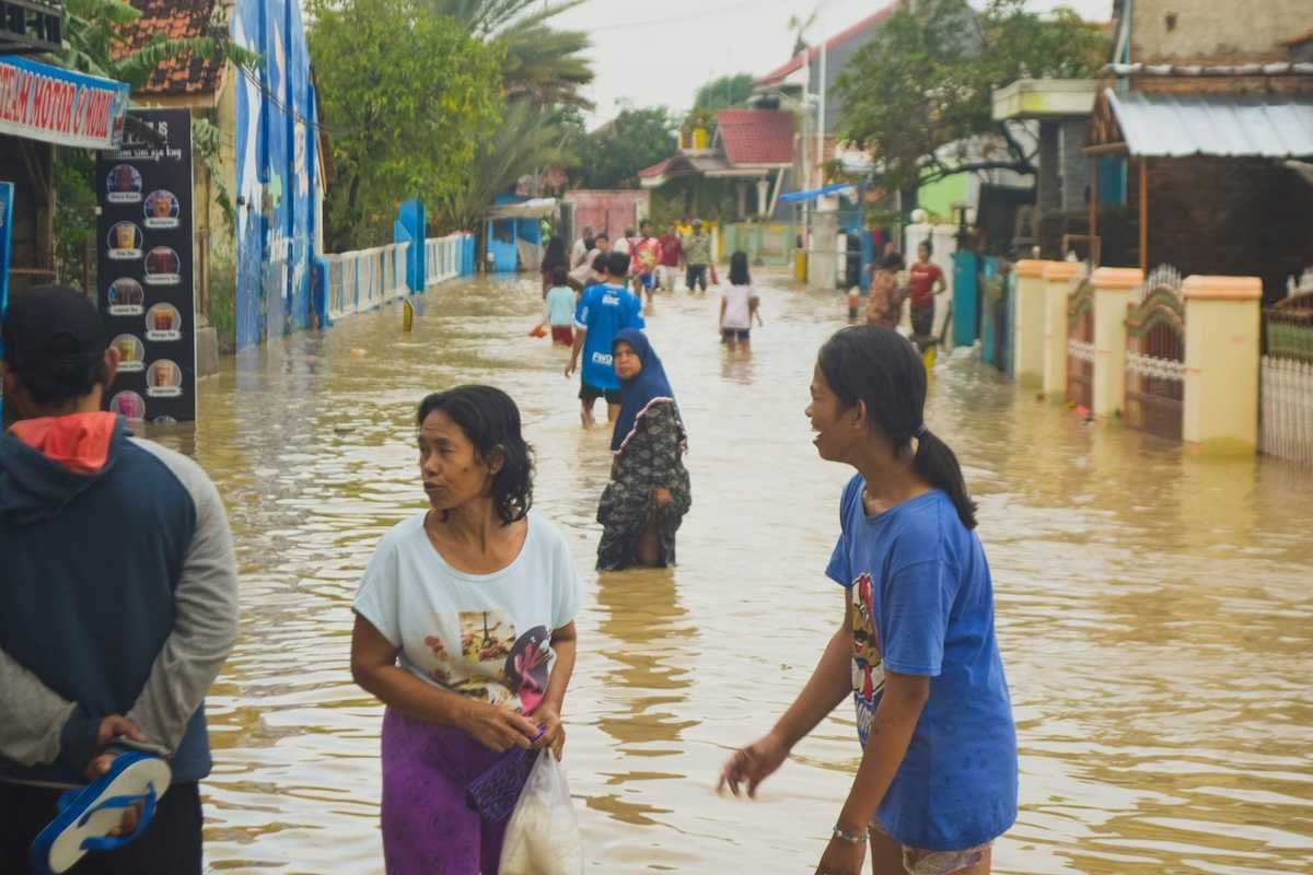 Typhoon victims wade through floodwaters in storm aftermath