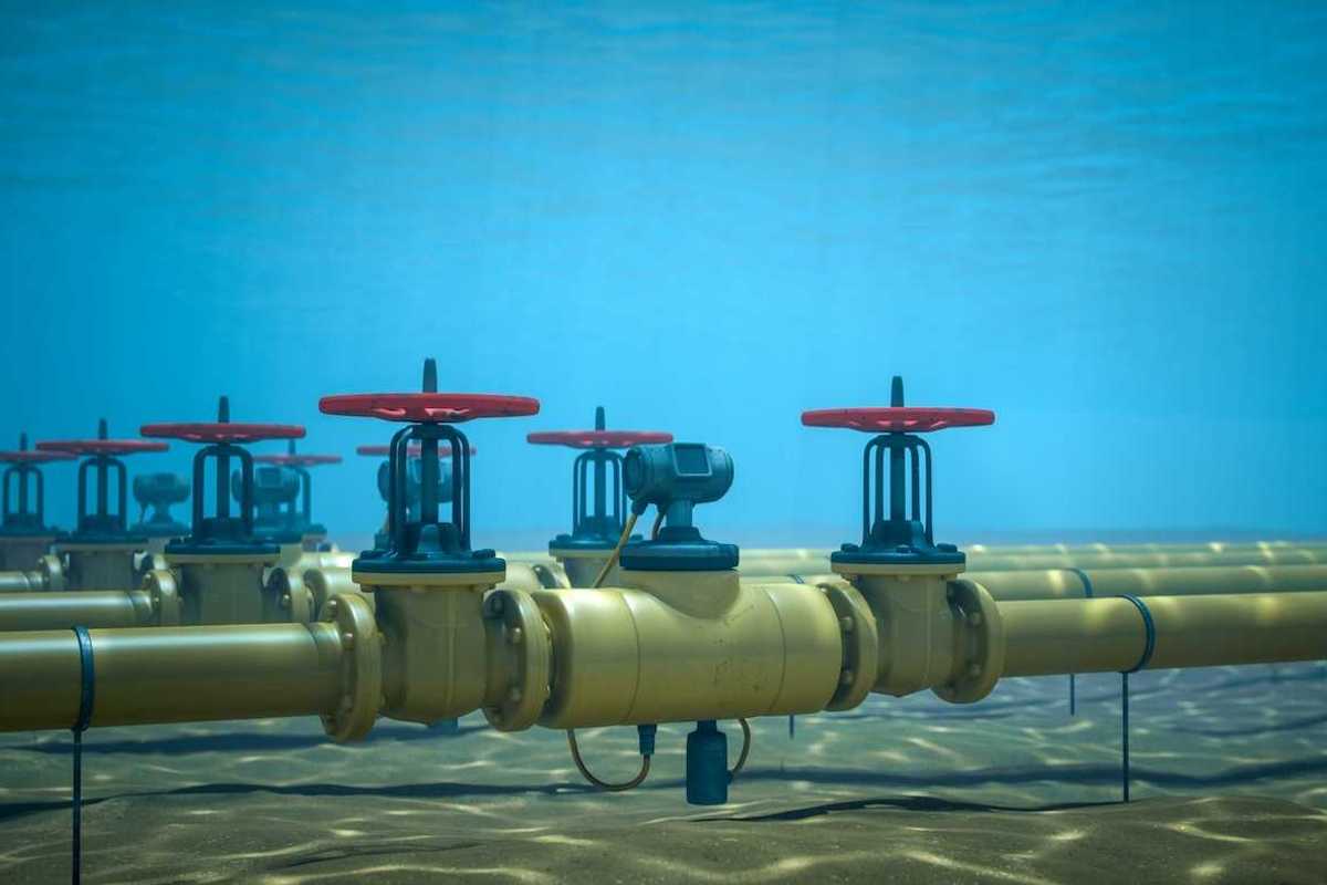 Underwater pipeline and associated valves