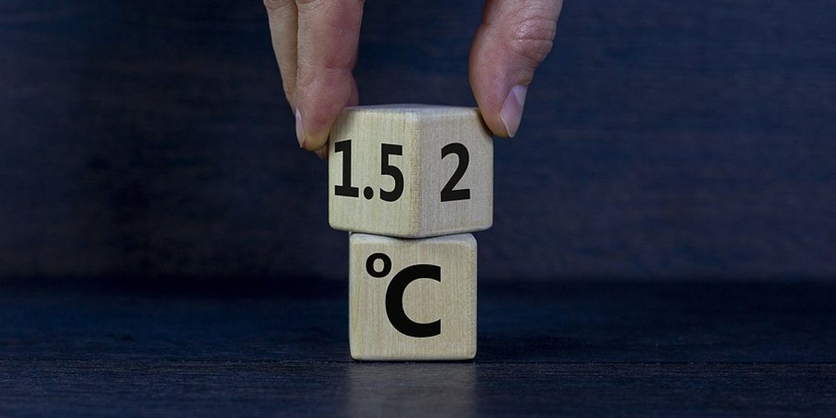 Wooden blocks with 1.5 and 2 degrees celsius written on them.